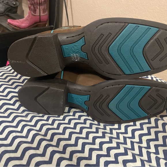 Size 9 Medium Ariat Boots - Picture 2 of 5